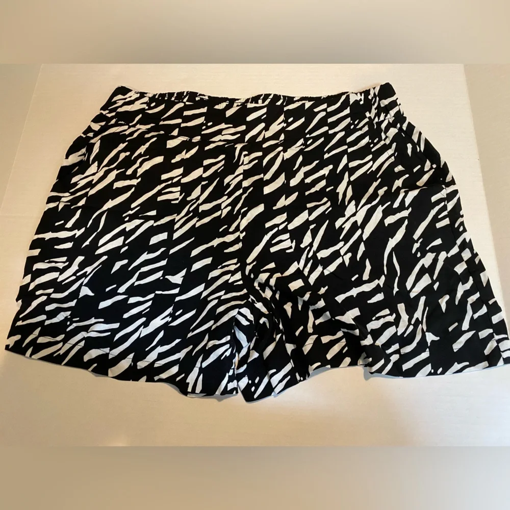 Women’s Nine West Medium Black White Soft Shorts - Picture 1 of 5